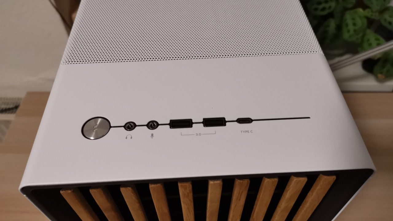 Fractal North Anschlüsse