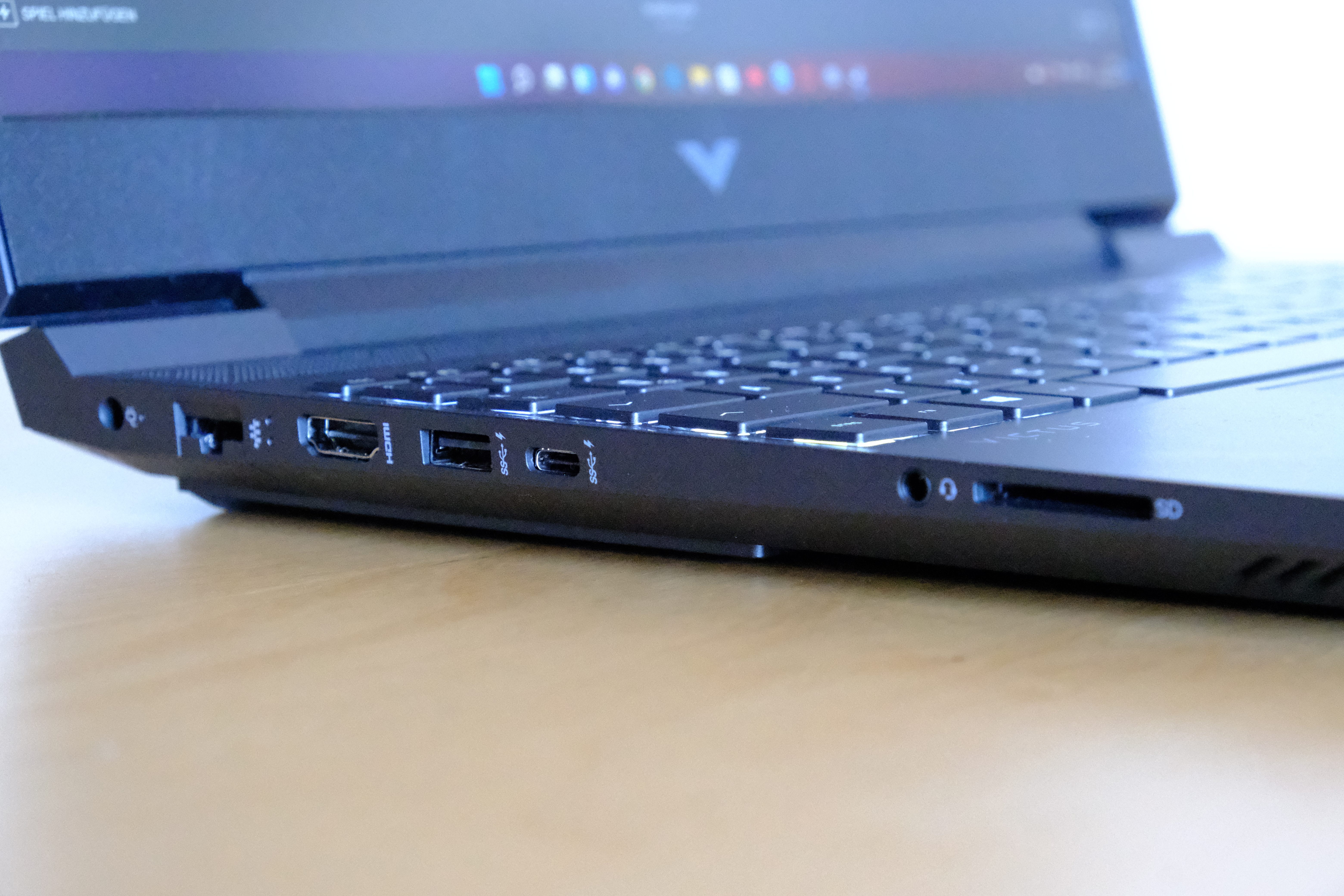 HP Victus 16-d0085ng Anschluesse